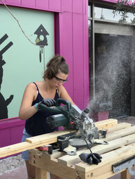 Jeune femme qui participe à l