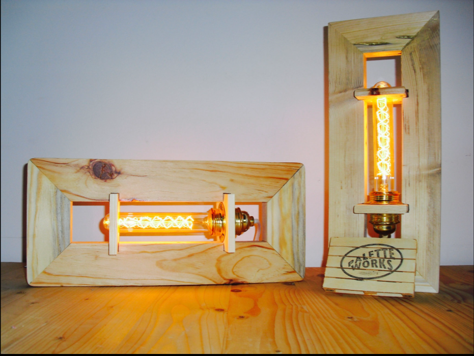 lumière en bois en forme de rectangle avec une petite palette écrite palette works 