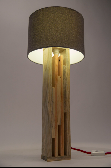 lampe avec un trépied en boit et un voile maronné