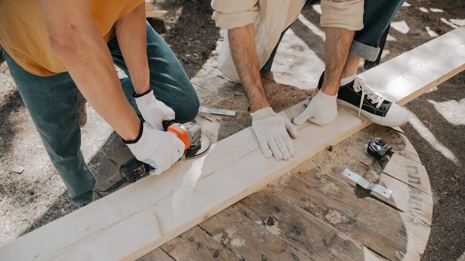 Ateliers palette de bricolage, deux personne entrain de scier du bois pour créer quelque chose